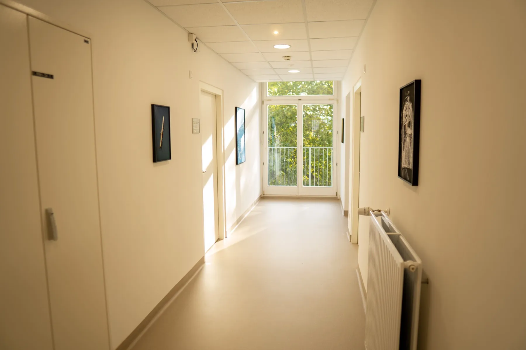 Heller Gang im Gesundheitszentrum der Kreuzschwestern mit Tageslicht