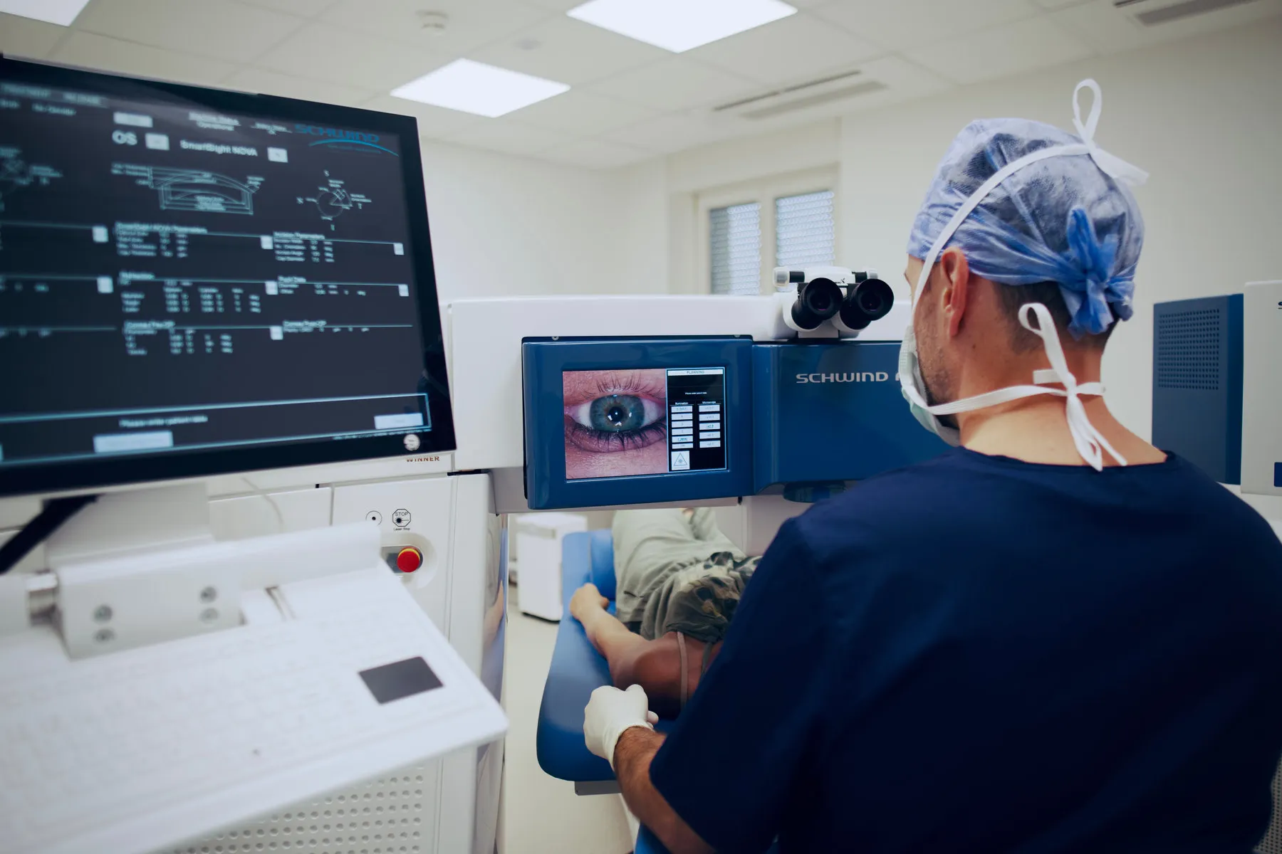 Doz. Steinwender am SCHWIND-Lasersystem, am Monitor das Auge der Patientin während der Behandlung