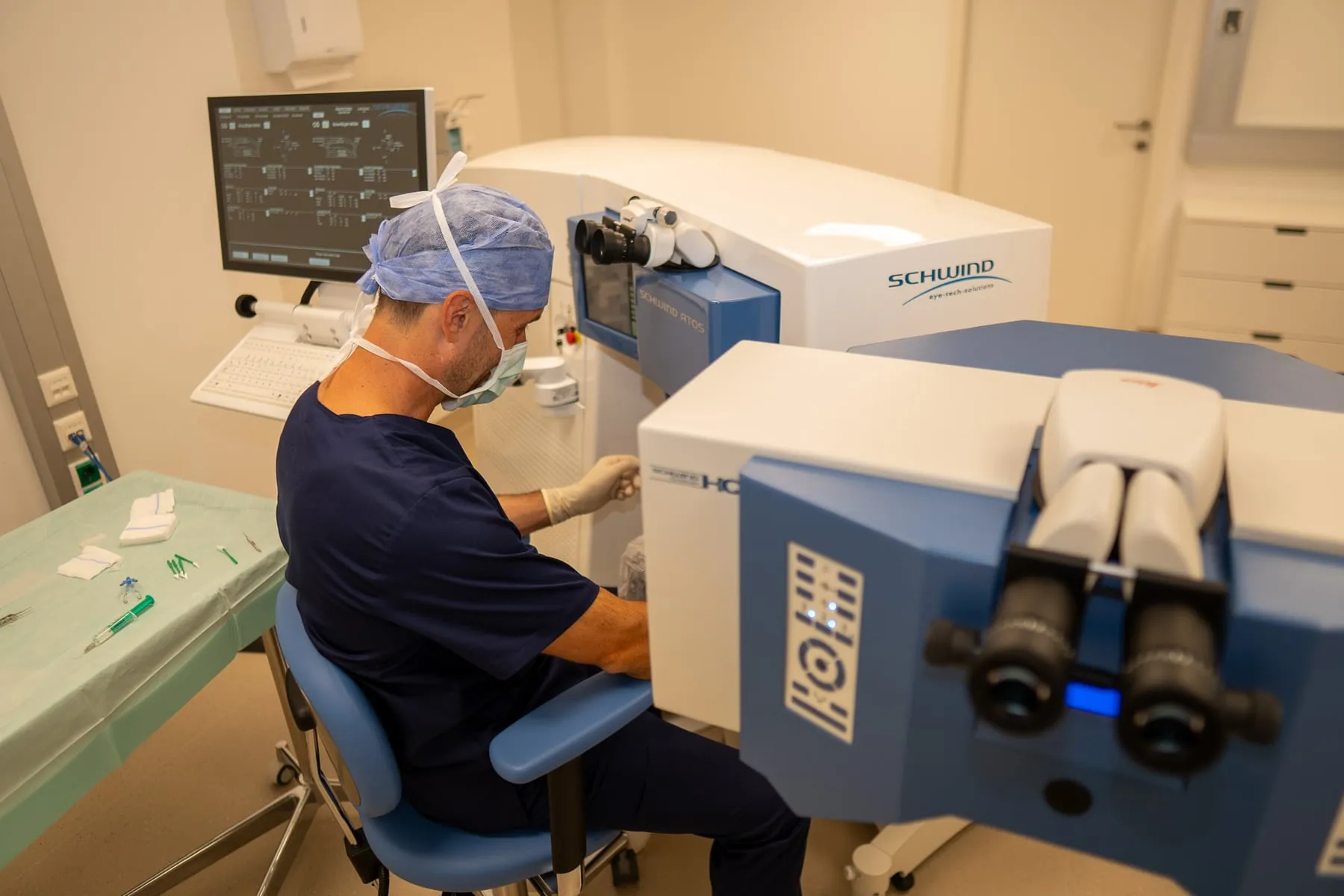 Doz. Steinwender in OP-Kleidung am SCHWIND-Lasersystem im Laserraum der Ordination