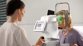 Vermessung des Auges an einem optischen Messgerät vor der Operation