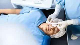 Anlegen des Augenverbands nach der Operation