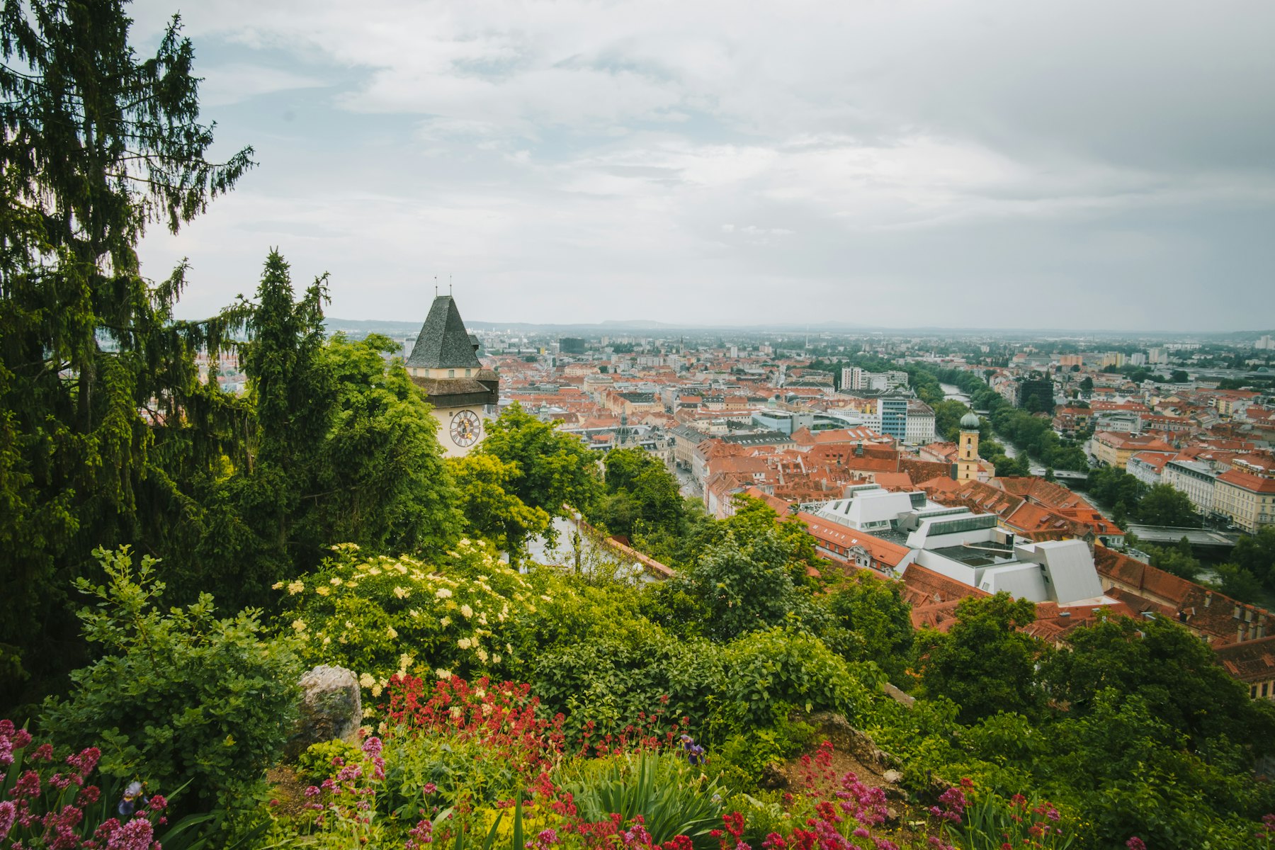 Blick über die Grazer Altstadt als Vergleich von scharfem und unscharfem Sehen